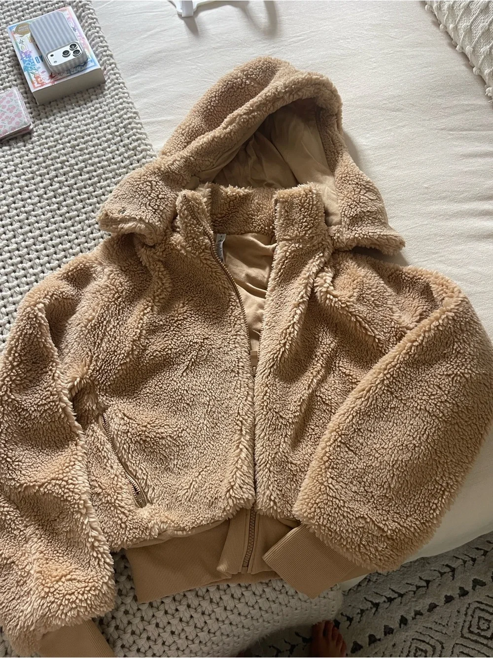 ALO Yoga Foxy Sherpa Hooded Puffer - Camel